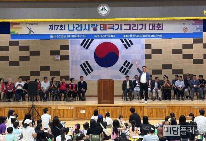 손을 번쩍 들고 있는 홍성규 진보당 수석대변인