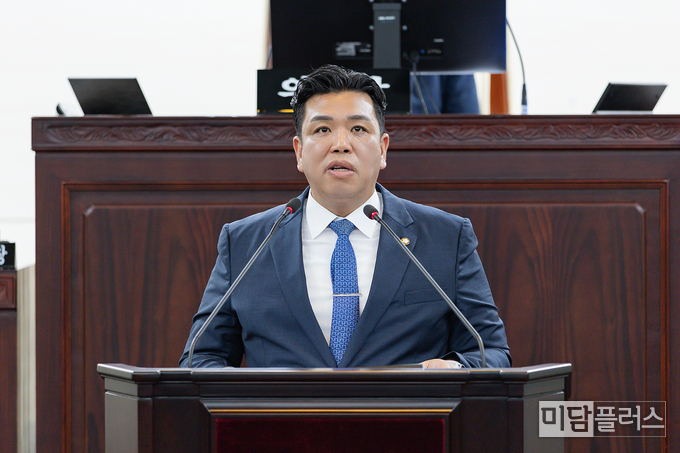 5분 자유 발언 중인 이계철 도시건설 위원장