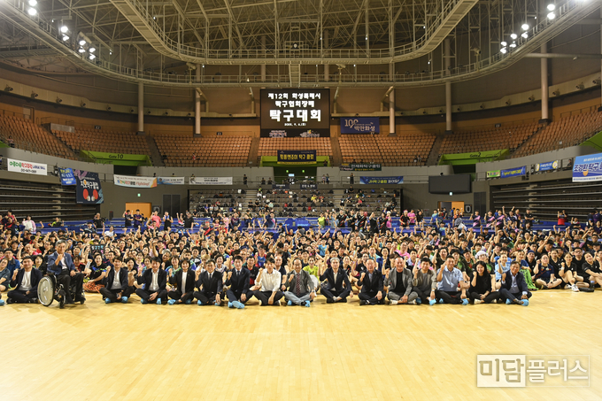 탁구대회 참석자 전체 기념 사진