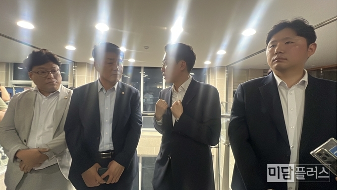 김영수 시의원, 배정수 화성특례시의장, 이준석 국회의원, 전성균 화성시의원 (왼쪽부터)