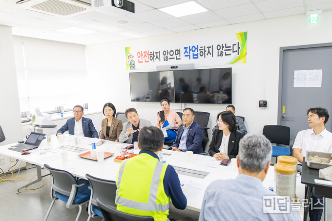 삼표 화성 사업소 2층에서 회의 중인 화성특례시의회 경제환경위원회 소속 시의원들