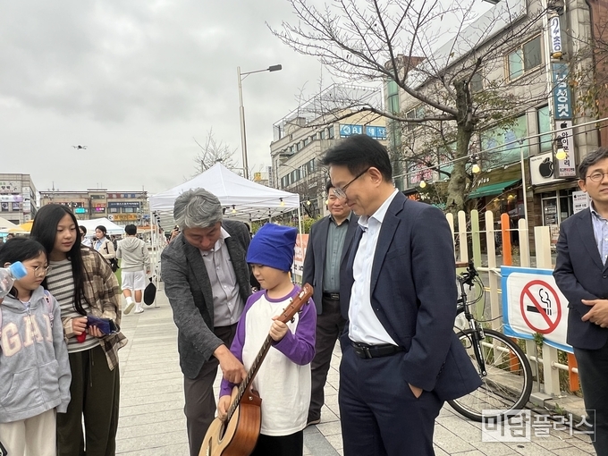 화성 병 권칠승 국회의원과 대화를 나누는 초등학생 참가자