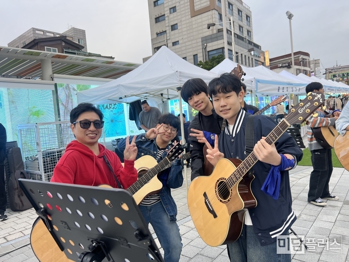 김종복 화성특례시의원과 수현중학교 학생 참가자들
