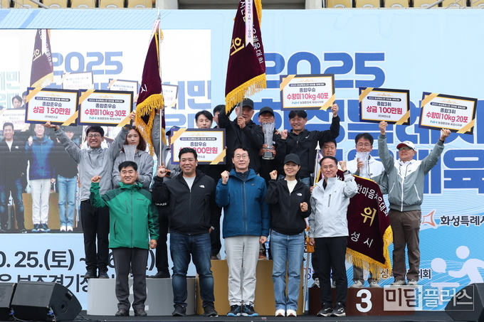 정명근 화성특례시장과 내외빈이 수상 읍면동 시민과 함께 기념 촬영을 하고 있다. 