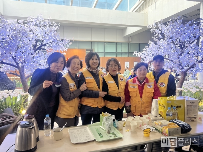 자원봉사자들과 함께 포즈를 취하는 박연숙 국민의힘 화성 갑 사무국장