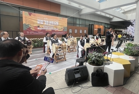 공연을 준비하는 회원들 