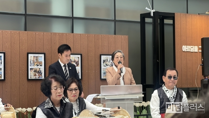 축사를 하는 박용옥 회장 (우) 과 사회자 영화배우 이원하 (좌)