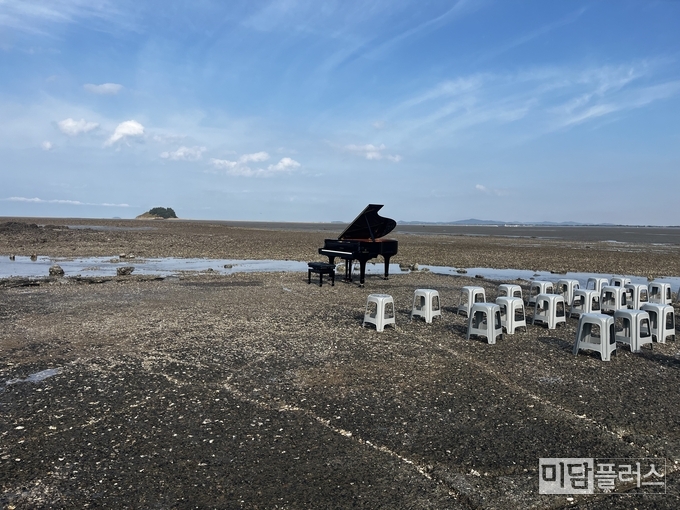 간조 시간에 맞춰 세팅된 그랜드 피아노