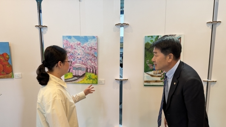 화성특례시의회, 발달장애인 예술전시 ‘아트 브릿지’ 참석… “예술로 잇는 공감의 시간”